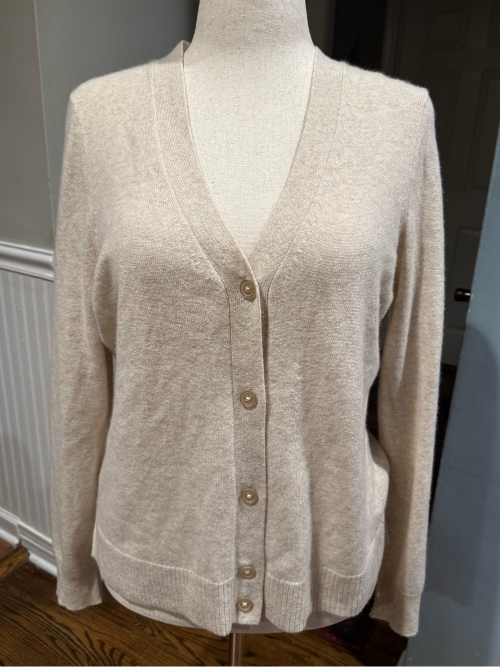 Women's Cream Button-Front V-Neck Sweater Cardigan in cashmere